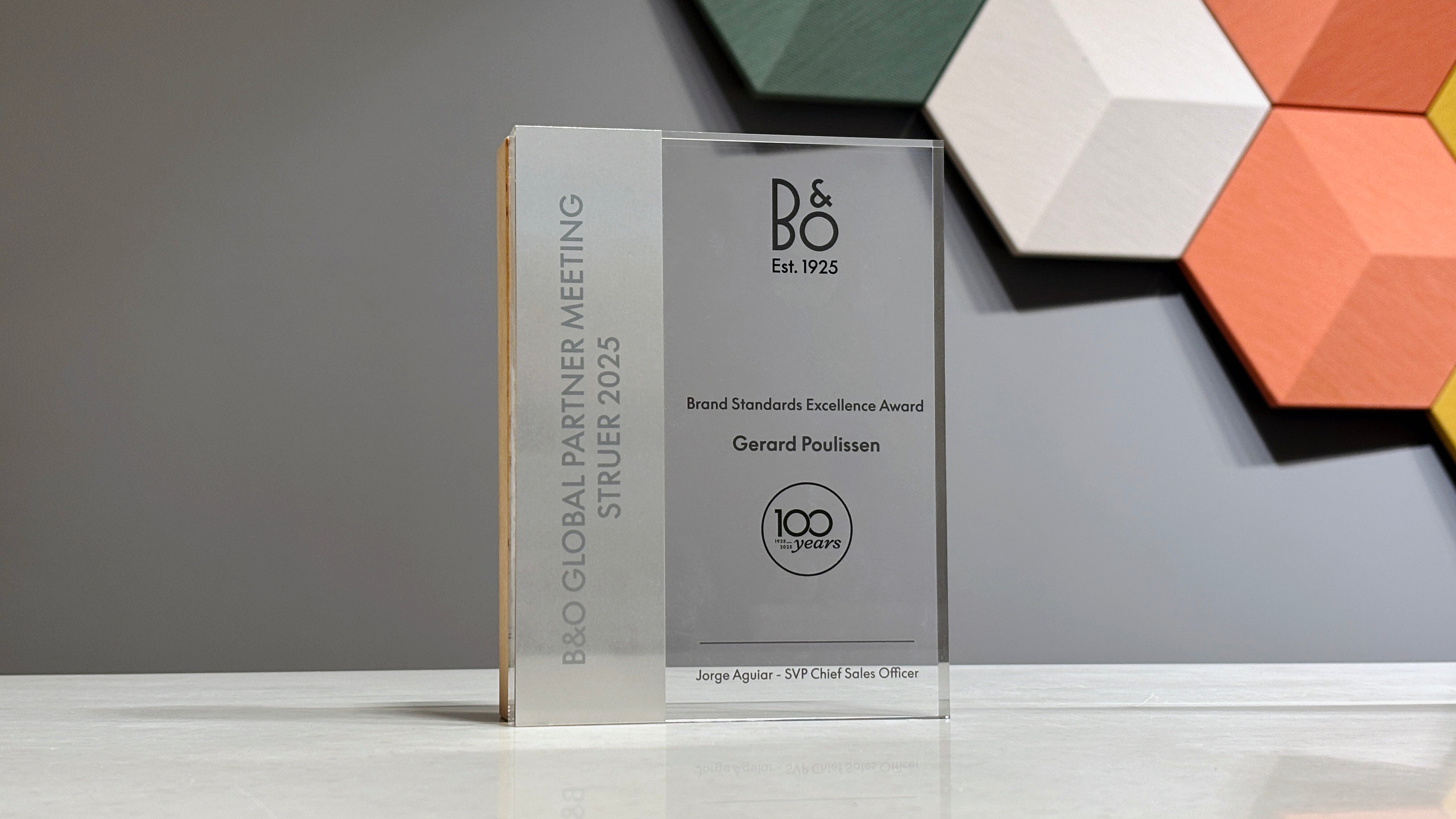 Bang & Olufsen Poulissen wint prestigieuze B&O Brand Standards Excellence Award 2025