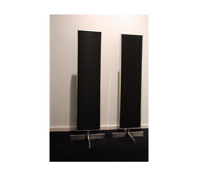Loewe Speaker R ID met Floorstand Cross Showroommodel.